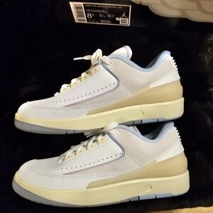 Size 8.5w- 116. Jordan 2 look up in the air